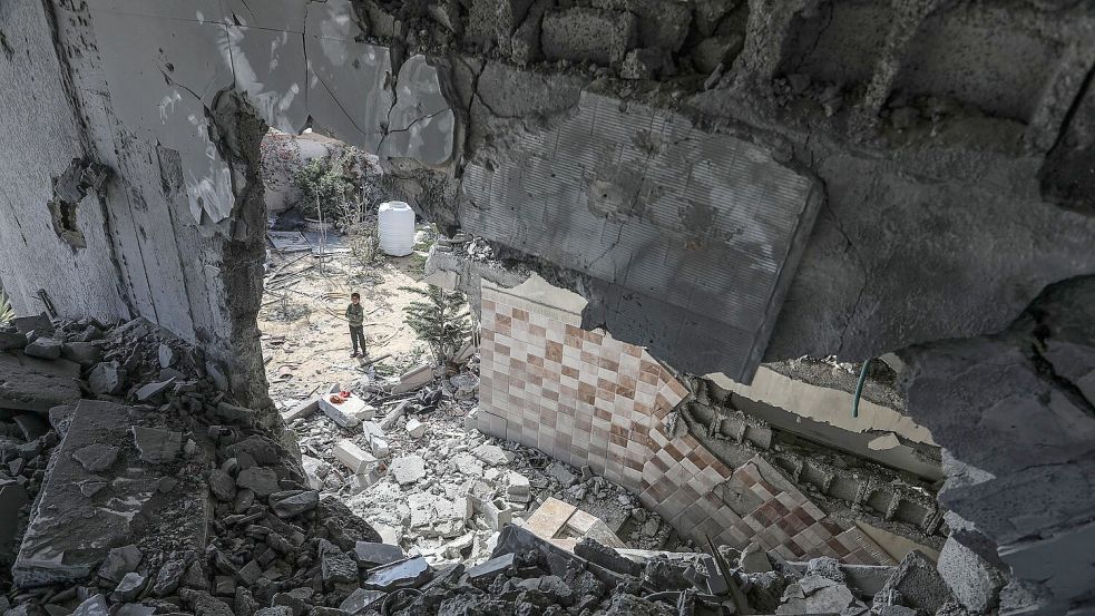 Palästinenser inspizieren die Trümmer eines zerstörten Hauses nach einem israelischen Luftangriff. Immer wieder wird eine Waffenruhe im Gazastreifen gefordert. Foto: Abed Rahim Khatib/dpa
