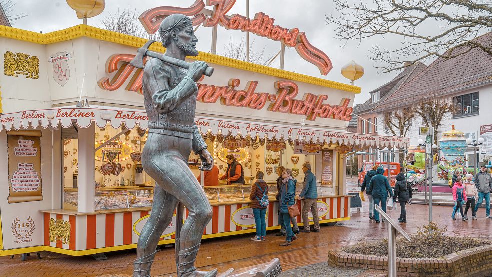 Hart wie ein Pirat: Die ersten Besucher des Frühjahrsmarkts in Marienhafe ließen sich am Freitag vom Nieselwetter nicht schrecken. Foto: Folkert Bents