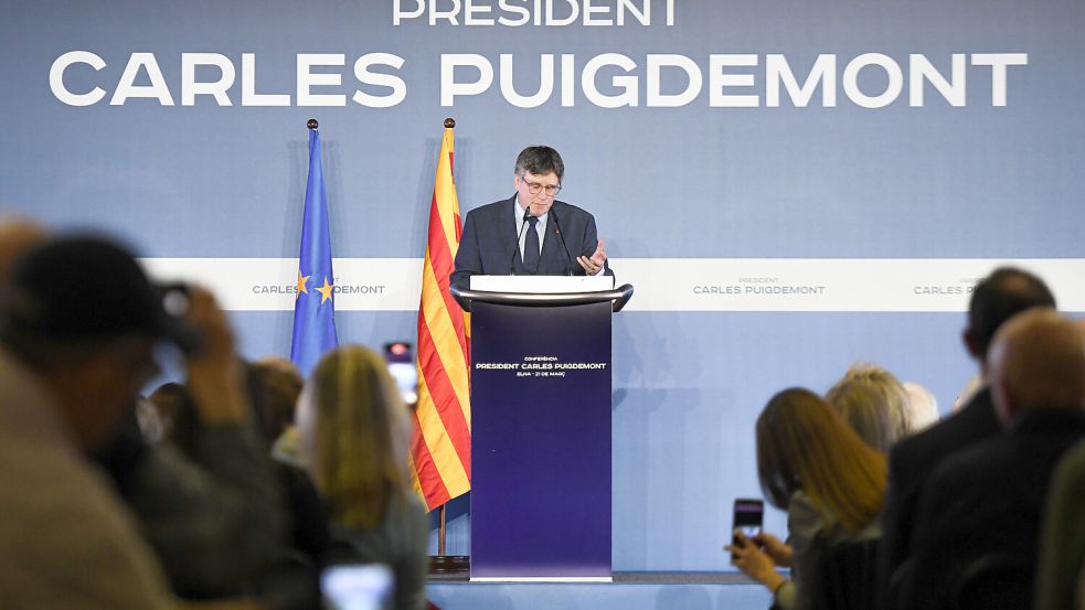 Während einer Pressekonferenz verkündet Puigdemont seine Kandidatur für die Wahl in Katalonien. Foto: dpa/Glòria Sánchez