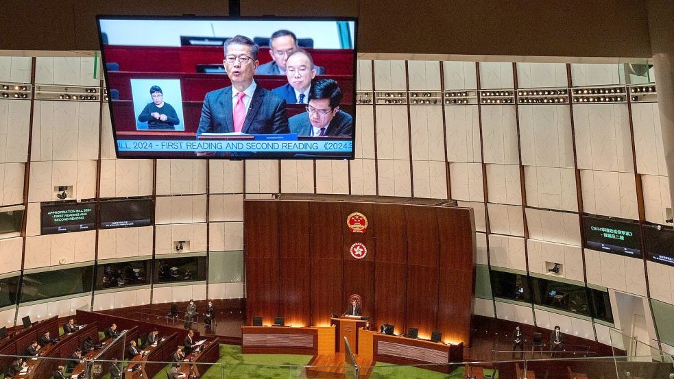 Hongkongs Finanzminister Paul Chan hält die jährliche Haushaltsrede im Legislativrat in Hongkong. Der Legislativrat verabschiedete das neue und umstrittene Sicherheitsgesetz in der chinesischen Sonderverwaltungsregion. Foto: Louise Delmotte/AP/dpa