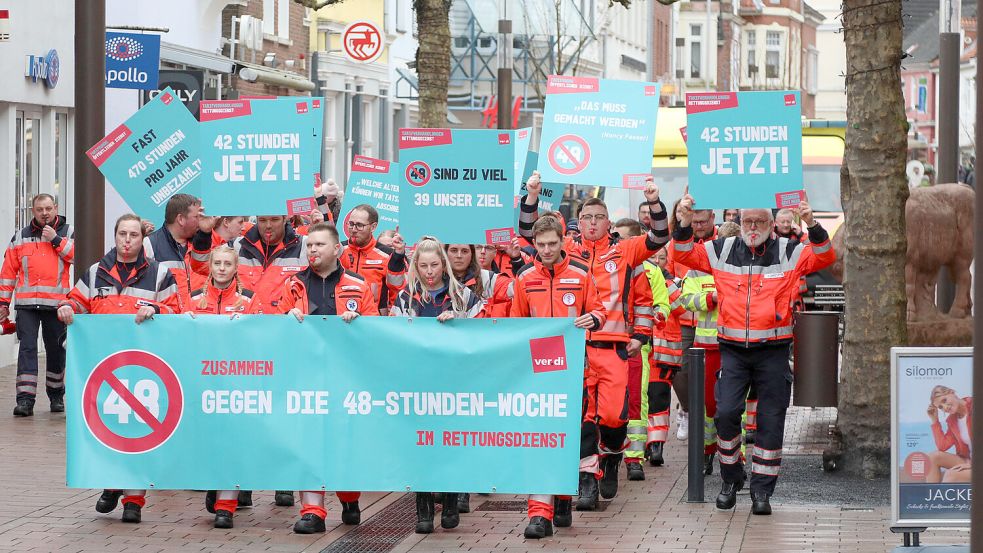 Mit Plakaten und Trillerpfeiffen zogen die Rettungsdienstler durch die Auricher Fußgängerzone. Foto: Romuald Banik