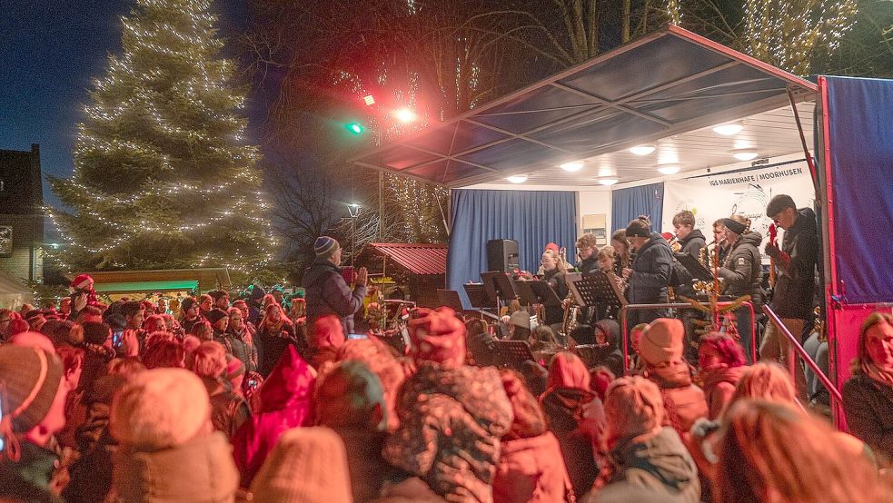 Der Weihnachtsmarkt unter dem Störtebekerturm ist die letzte Veranstaltung der Saison. Foto: Folkert Bents