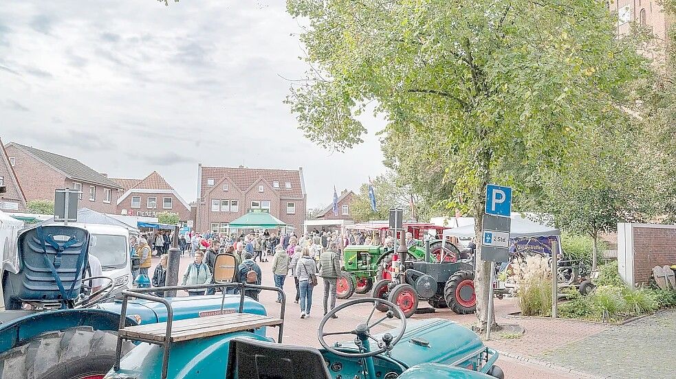 Zum Störtebeker-Bauernmarkt waren im vergangenen Jahr auch Oldtimer angereist. Foto: Folkert Bents