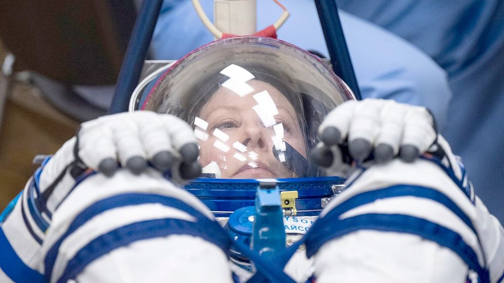 Die Nasa-Astronautin Tracy Dyson lässt den Druck ihres Sokol-Anzugs überprüfen. Foto: Bill Ingalls/NASA/dpa