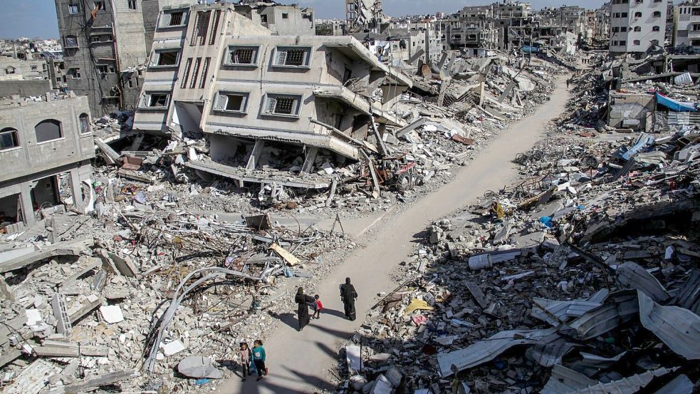 Ruinen von Gebäuden im Gazastreifen, die durch israelischen Luftangriff zerstört wurden. Es bleibt bei Unstimmigkeiten über den weiteren Verlauf im Gaza-Krieg. Foto: Mahmoud Issa/dpa
