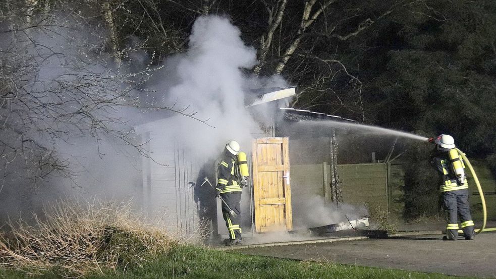 Am Freitag bekämpfte die Feuerwehr Wiegboldsbur einen Brand im Bereich des Moordorfer Marktplatzes. Foto: Karin Böhmer