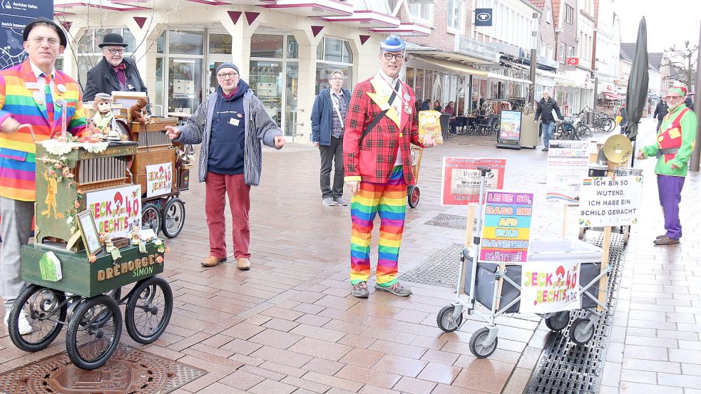 Am Sonnabendvormittag sorgten die Drehorgler mit Songs wie „Regenbogenfarben“ in der Fußgängerzone für Stimmung. Und die beiden Rheinländer zeigten den Ostfriesen auch ganz flott, wie man Fremde elegant anspricht. Foto: Karin Böhmer