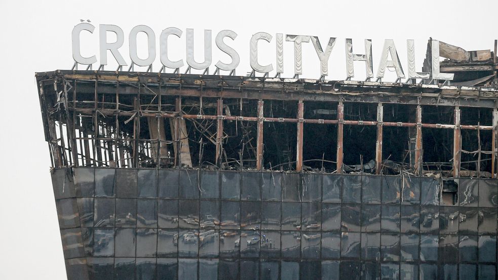 Die ausgebrannte Crocus City Hall in Moskau: Wie ein havariertes Schiff steht die Terrorruine für Putins gedemütigten Sicherheitsapparat. Foto: IMAGO/Russian Look