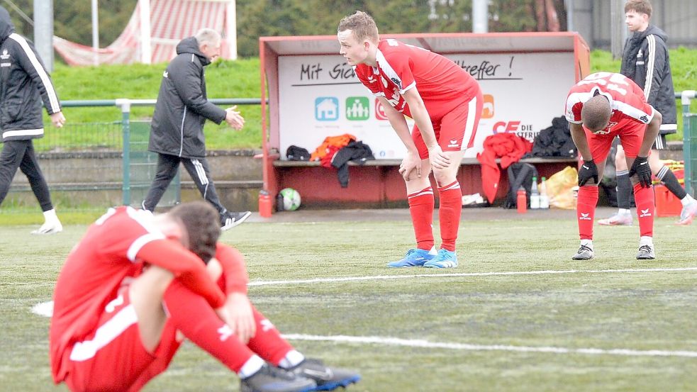 Die Aufholjagd der Auricher Fußballer wurde im zweiten Durchgang gegen Pewsum nicht belohnt. Ihnen gelang nur noch der Anschlusstreffer zum 1:2. Nach dem Abpfiff waren die Rot-Weißen erschöpft und enttäuscht. Foto: Bernd Wolfenberg