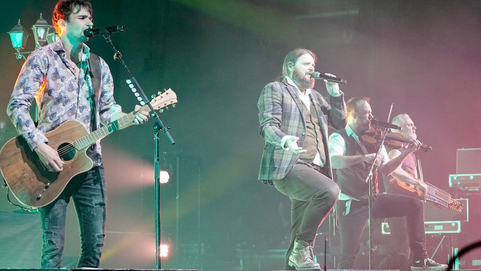 Versengold brachte die Auricher Fans zum Brausen, war aber auch selbst so vom ostfriesischen Temperament beeindruckt, dass eine Rückkehr zugesagt wurde. Foto: Helmut Vortanz