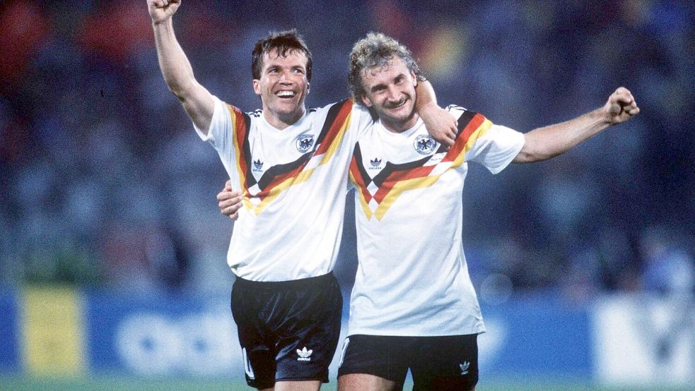 Lothar Matthäus und Rudi Völler nach dem WM-Finalsieg 1990. Sie jubeln - selbstverständlich - im Adidas-Dress. Foto: imago/Coloursport