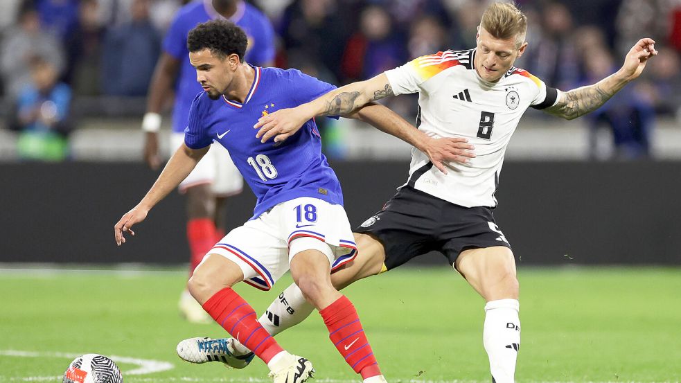 Deutschlands Toni Kroos (rechts) und Frankreichs Warren Zaire-Emery kämpfen beim Testspiel im Groupama-Stadion um den Ball. Die neuformierte DFB-Elf setzte sich gegen den Vizeweltmeister mit 2:0 Toren durch. Für viele Fans war die Rückkehr von Kroos in die Elf der Schlüssel für den erfolgreichen Start ins EM-Jahr. Foto: DPA