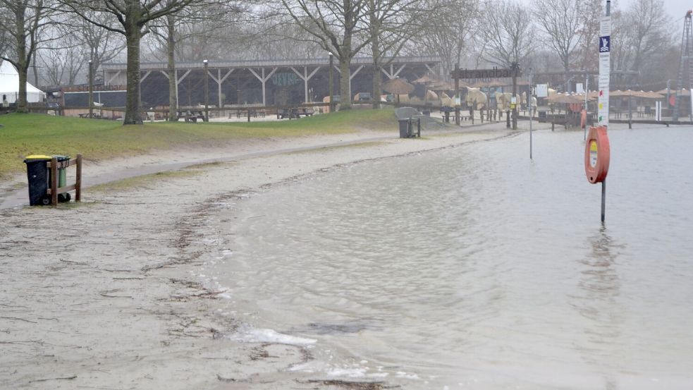 Der Strand stand im Februar am Badesee Tannenhausen weitgehend unter Wasser. Foto: Lasse Paulsen