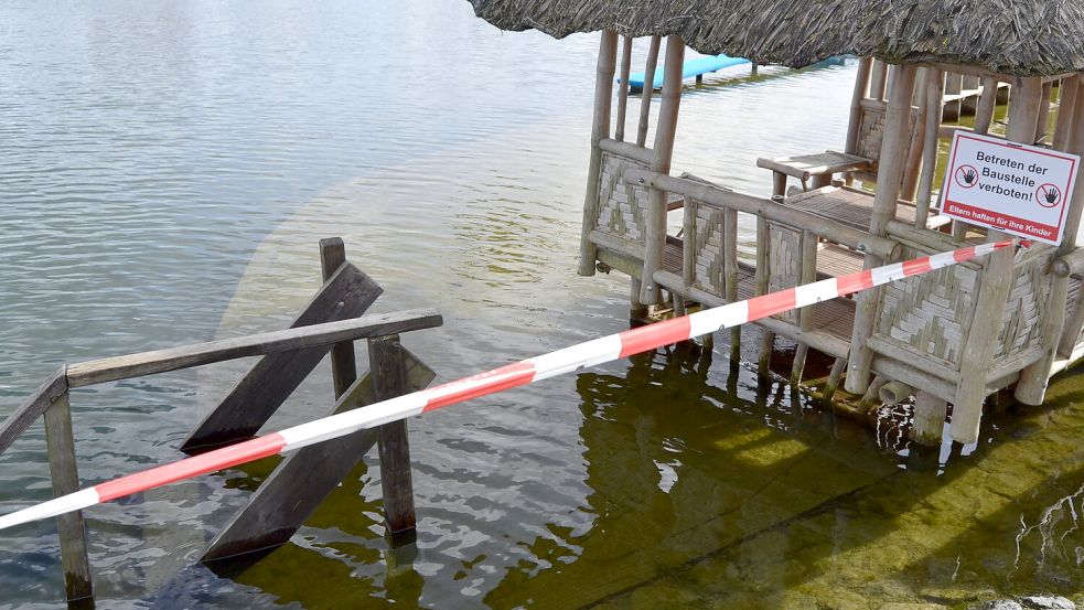 Schon leicht von Grünspan überzogen sind die Holzbretter des Stegs bei der Auricher Wakeboardanlage. Foto: Lasse Paulsen