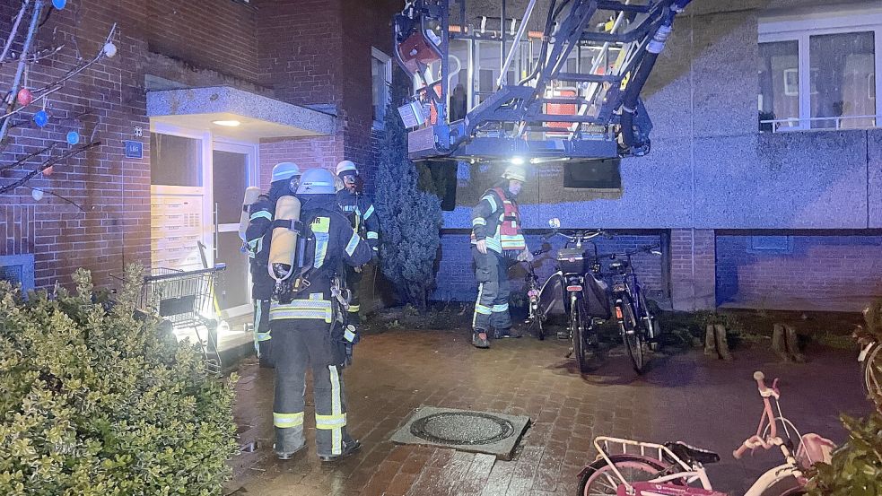 Die Feuerwehr war mit Drehleitern im Einsatz. Foto: Feuerwehr