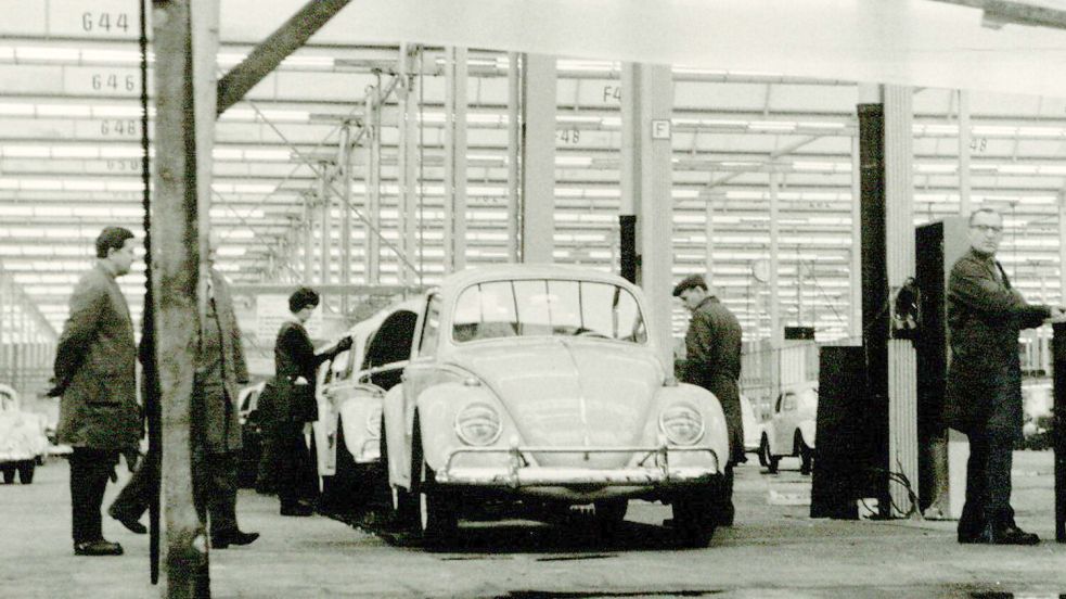 Blick in die Anfangszeit der Fabrik, wo zunächst vor allem der beliebte VW Käfer gebaut wurde.Foto: Volkswagen Emden