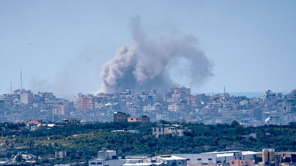 Die Angriffe der israelischen Armee auf den Gazastreifen laufen weiter. Foto: Ariel Schalit/AP/dpa