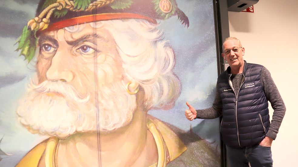 Manfred Kruse ist begeistert, wie schnell es mit dem Aufbau im neuen E-Center vorangeht. Ein Störtebeker-Bild gibt Lokalkolorit. Foto: Karin Böhmer