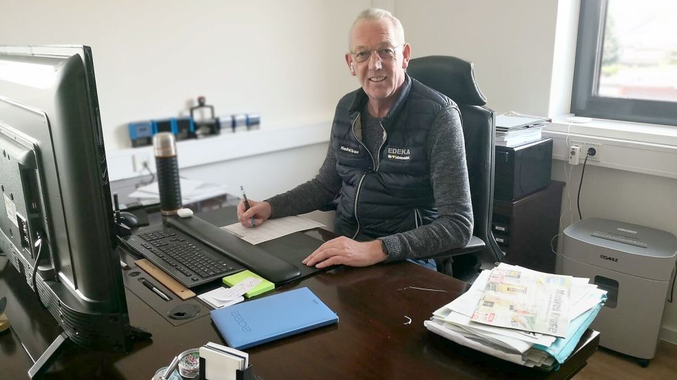 Manfred Kruse hat sein Büro von Hage nach Marienhafe verlagert. Und seinen kapitalen Schreibtisch mitgenommen. Das Möbelstück ist quasi das einzige Alte in dem neuen Markt. Foto: Karin Böhmer