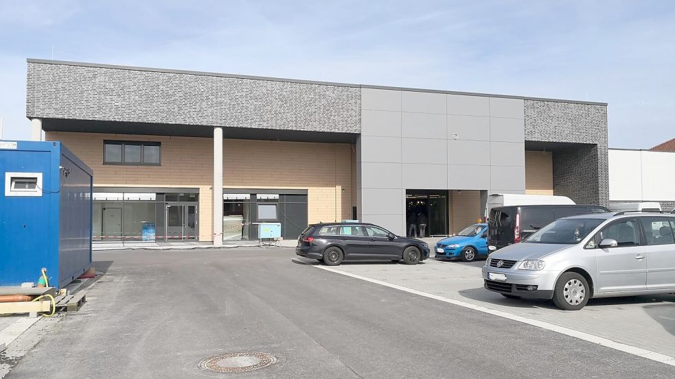 Die Fassade ist fertig. Auch der Parkplatz ist weitgehend bestückt. Foto: Karin Böhmer