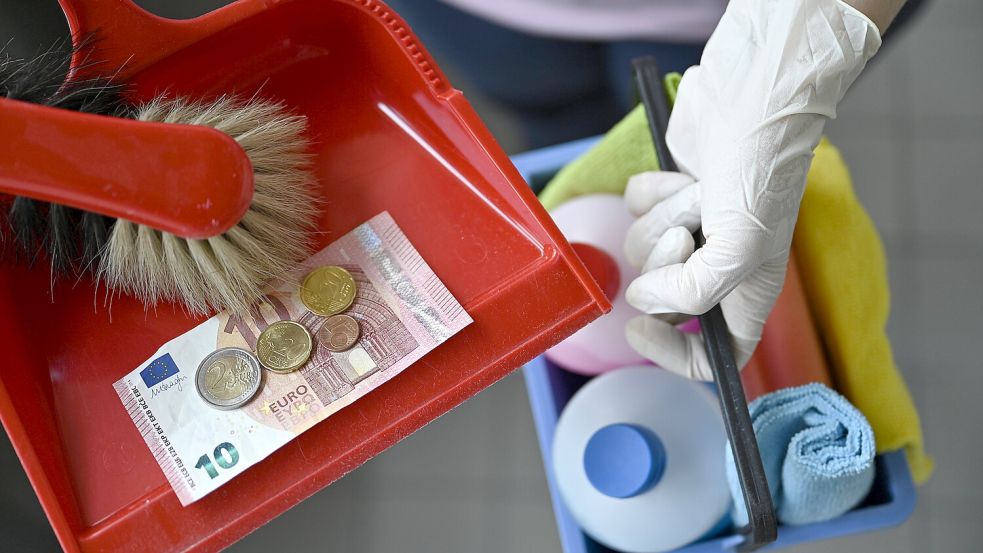 Viel Arbeit und wenig Geld, für Putzkräfte ist das der Alltag. Foto: IMAGO / epd
