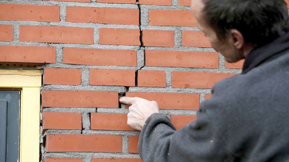 Ein Mann aus der Provinz Groningen zeigt Schäden an seinem Haus, die vor einigen Jahren durch ein Erdbeben entstanden sind. In der Region kam es in den vergangenen Jahren häufiger zu Bodenbewegungen, die auf die Erdgasförderung zurückgeführt werden. Nun gab es ein solches Ereignis auch in Syke im Kreis Diepholz. Foto: C. van der Veen/DPA