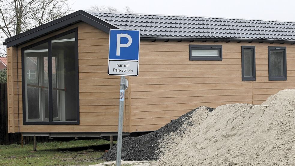 Einen Parkschein müssen die Mobilheime für Geflüchtete am Timmeler Hafen nicht lösen, auch wenn sie hier schon seit Herbst stehen. Noch immer ungenutzt – das wird sich bald ändern. Foto: Böning