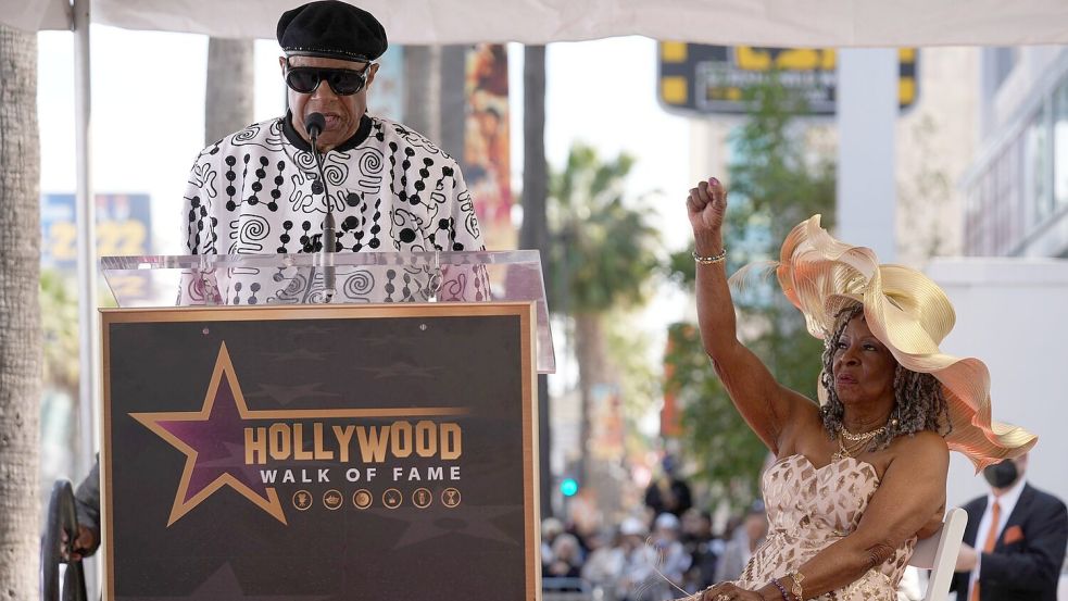 Der blinde Soul-Sänger Stevie Wonder (l) dankte Reeves für deren Unterstützung. Foto: Damian Dovarganes/AP/dpa