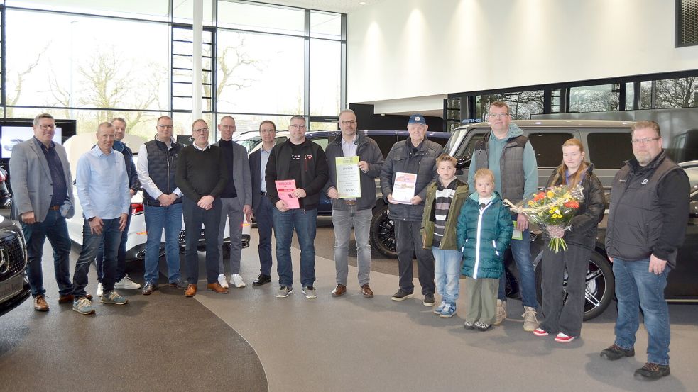 Neben starken Autos gab es starke Emotionen: Die Sieger des Gewinnspiels waren alle gut gelaunt. Vor Ort waren Gewinner, Organisatoren des Autotags und die Sponsoren der Preise. Foto: Lasse Paulsen