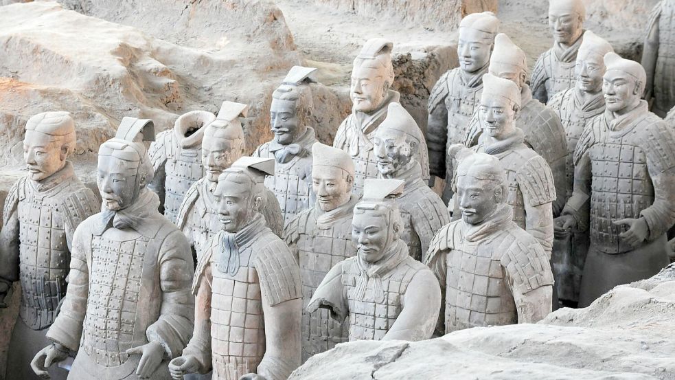Einige Soldatenfiguren der sogenannten Terrakotta-Armee im Mausoleum Qin Shihuangdis. Foto: Penghua/SIPA Asia via ZUMA Wire/dpa