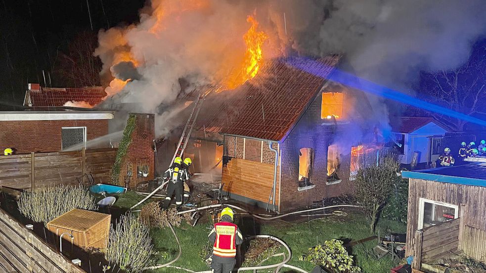 Bei Ankunft der Feuerwehr drangen bereits Flammen aus dem Dach. Foto: Feuerwehr