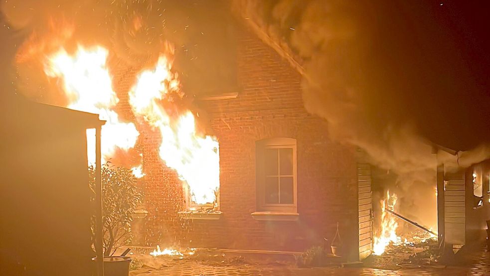 Binnen kürzester Zeit arbeitete sich das Feuer vom hinteren Haus bis ganz nach vorne. Foto: Feuerwehr