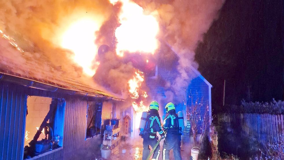 Auch der Anbau wurde von der Flammenwand erfasst. Foto: Feuerwehr