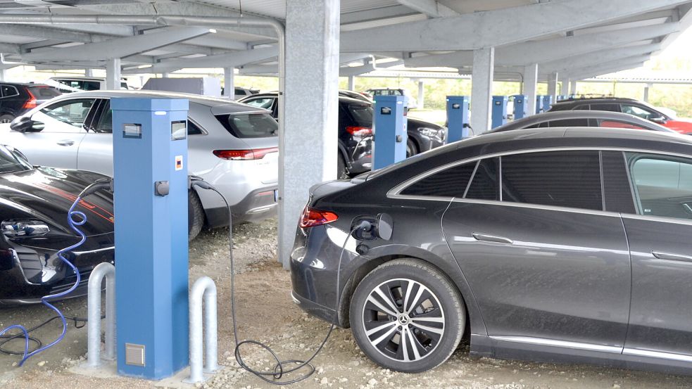 Zahlreiche Autos hingen bereits zum Laden an den überdachten Säulen. Foto: Aiko Recke