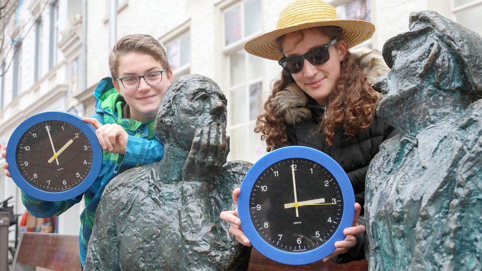 Die Uhren werden wieder gedreht – von der Winterzeit, die Clara Hermanns (links) zeigt, auf die Sommerzeit, die Miriam Arnaud zeigt. Fotos: Romuald Banik (1)/Christin Wetzel (4)
