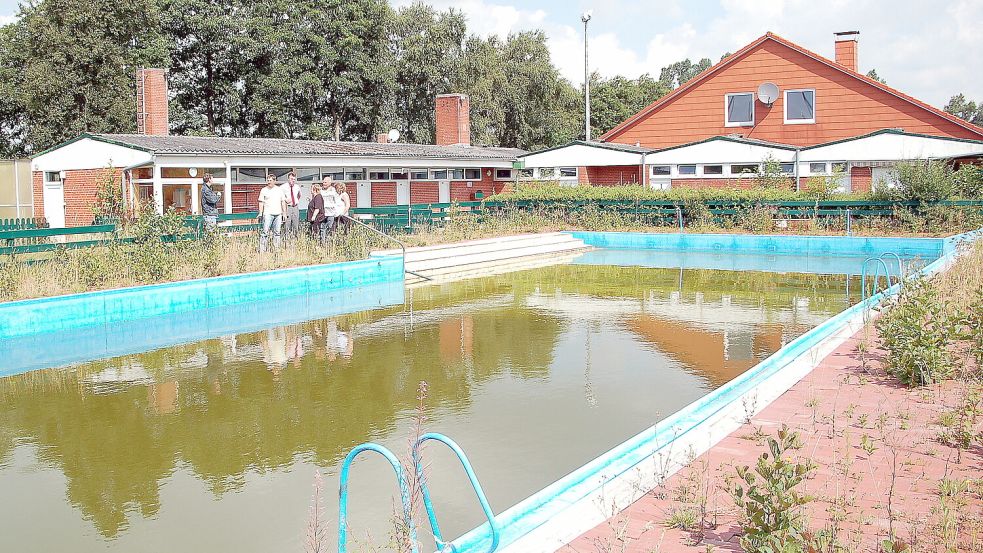 Zwei Jahre geschlossen, verwildert, ungepflegt: Das alte Simonswoldmer Freibad im Jahr 2007. Foto: Gerd-Arnold Ubben