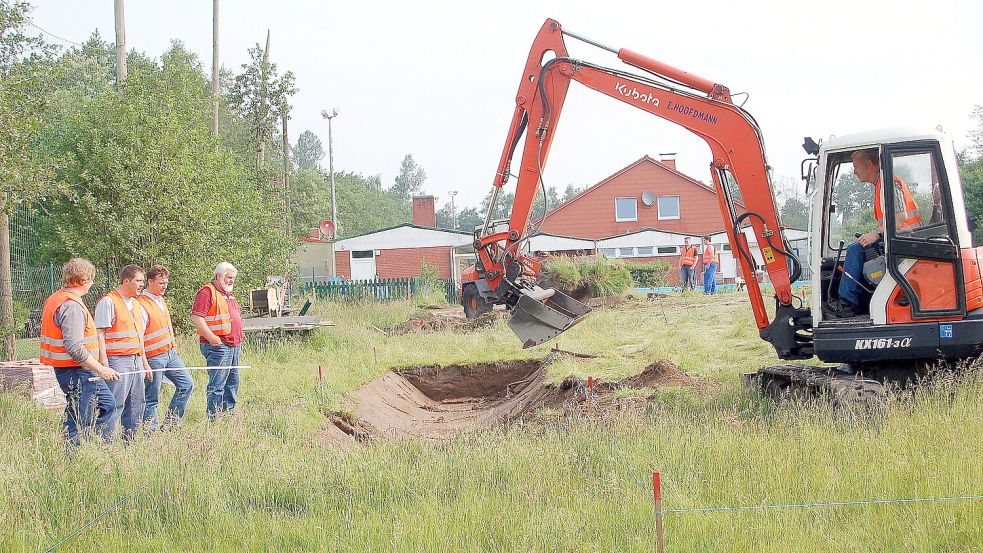 Mit dem Bagger begann vor 17 Jahren der Aufbau des Sand- und Waterwerks. Foto: Gerd-Arnold Ubben