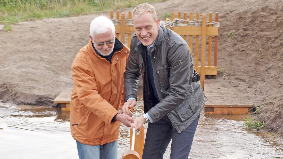 Im Jahr 2011 wagten der damalige Ihlower SPD-Fraktionsvorsitzende Erich Harms (links) und SPD-Landtagsabgeordneter Wiard Siebels eine Floßfahrt im Sand- und Waterwerk. Foto: Heino Hermanns