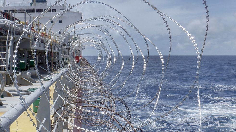 Durch die vermehrten Piraten-Angriffe versuchen sich die Schiffsbesatzungen selbst zu schützen: Stacheldraht an der Reling soll das Entern des Schiffes erschweren. Foto: IMAGO/Subrata Dey