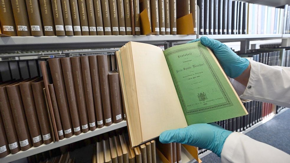 Weil giftiges Arsen einzelne Bücher aus dem 19. Jahrhundert belasten könnte, untersuchen Bibliotheken ihren Bestände. Foto: Federico Gambarini/dpa