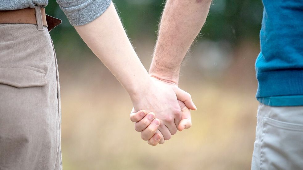 Wie kann man eine gute Beziehung führen? Gary Chapman antwortet darauf mit den „Fünf Sprachen der Liebe“. Foto: Sina Schuldt/dpa