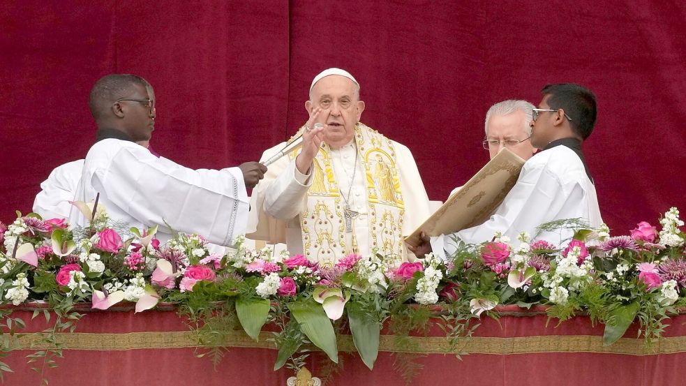 Papst Franziskus erteilt den Segen „Urbi et Orbi“ von der zentralen Loge des Petersdoms. Foto: Andrew Medichini/AP/dpa