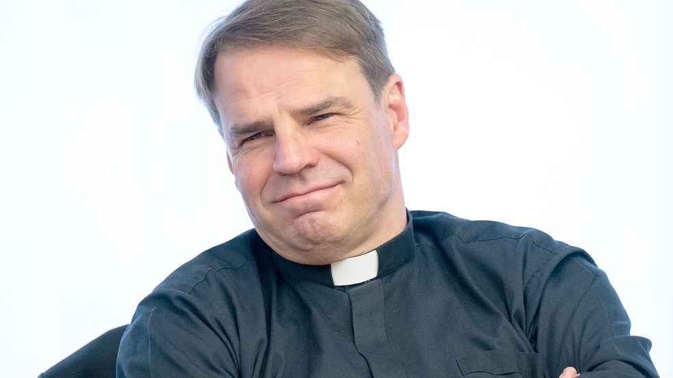 Stefan Oster hält die Tradition des Osterlachens in seinem Ostergottesdienst am Leben. Foto: dpa | Sven Hoppe