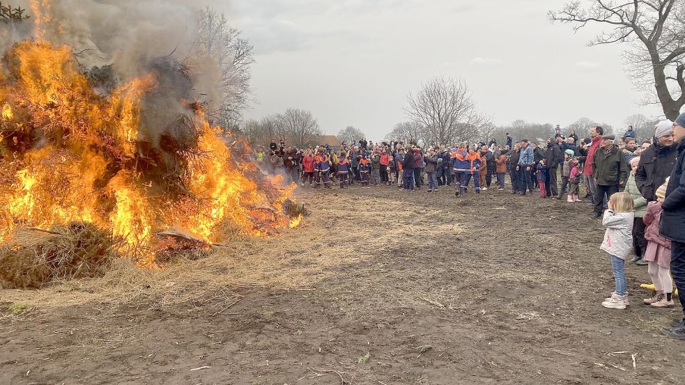 Lichterloh brannte das Osterfeuer an der Sandhorster Straße in Walle. Foto: Holger Janssen