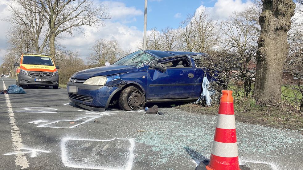 Ein 71-jähriger Wiesmoorer prallte mit seinem Opel an der Wittmunder Straße gegen einen Baum. Er wurde schwer verletzt. Foto: Böning