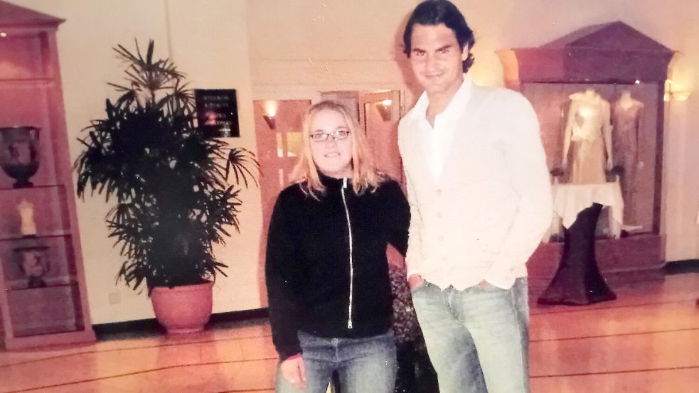Ina Seehusen zusammen mit ihrem großen Idol, dem Tennis-Weltstar Roger Federer. Foto: privat