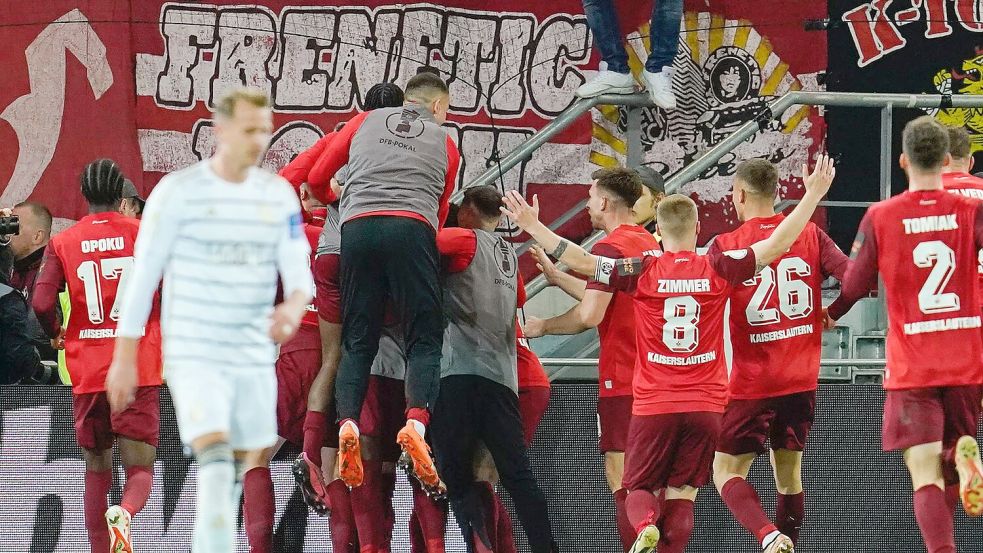 Kaiserslautern setzte sich in Saarbrücken durch und steht zum achten Mal im Pokal-Finale. Foto: Uwe Anspach/dpa