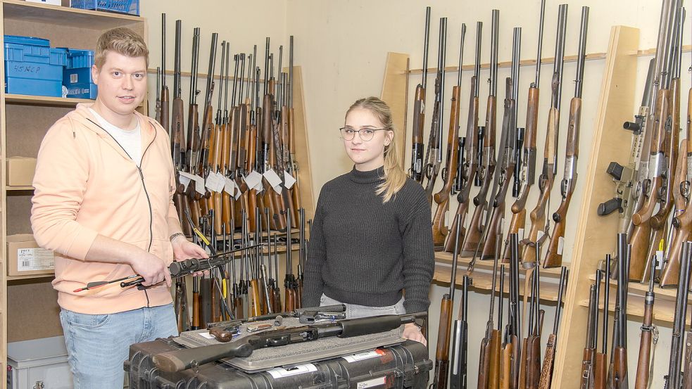 Cara Klooster und Tammo Bents von der Waffenbehörde des Landkreises mit Waffen, die eingezogen wurden. Foto: Landkreis Aurich