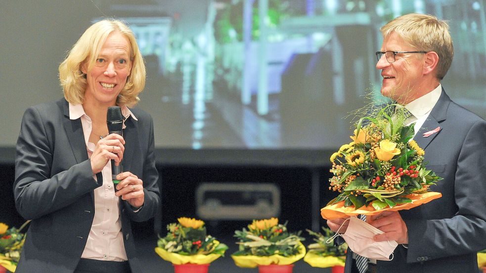 Im Oktober 2021 wurde Alexandra Busch-Maaß vom Auricher Rat zur Stadtbaurätin gewählt und von Bürgermeister Horst Feddermann mit Blumen begrüßt. Foto: Stephan Friedrichs