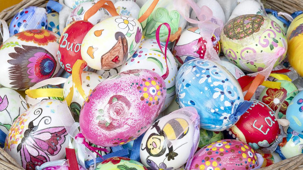 Bunte Ostereier wie diese sind während der Feiertage besonders beliebt. Woher sie kommen, ist für viele Menschen eher zweitrangig. Foto: CHROMORANGE/imago-images
